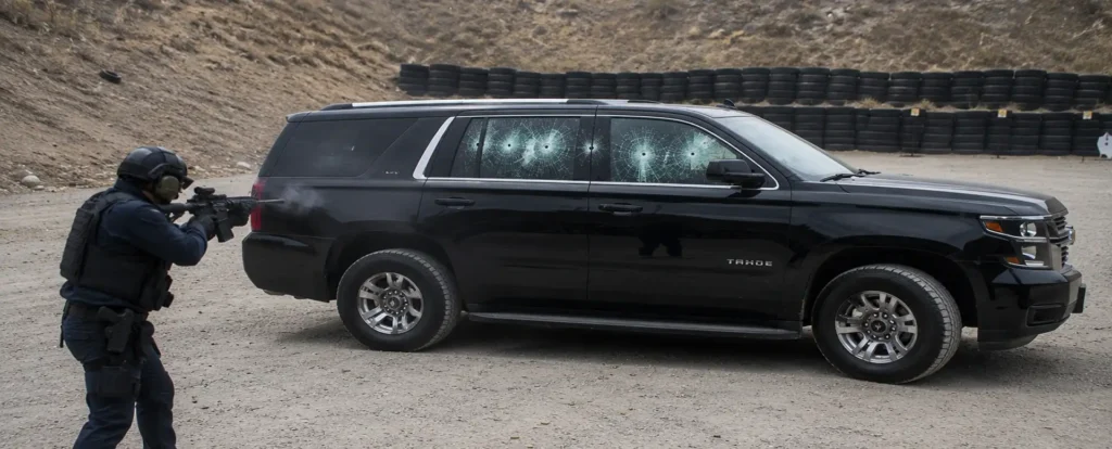 Auto blindado soportando armas de delincuencia común