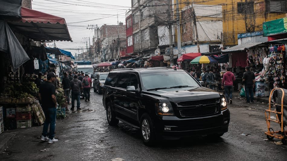Camioneta blindada diseñada para proteger a los ocupantes durante recorridos en zonas de riesgo en México.