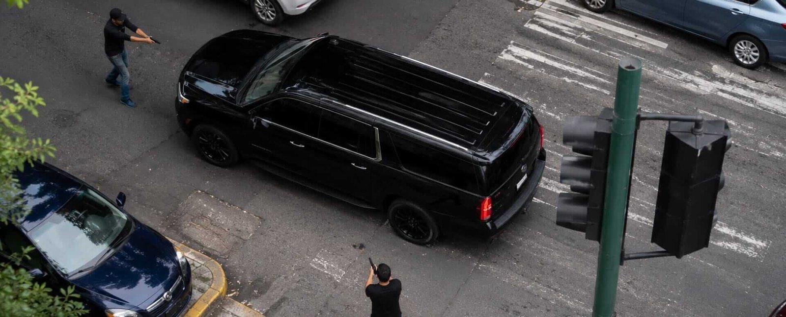 Carro blindado circulando por una zona de riesgo en México con protección balística para traslados seguros.